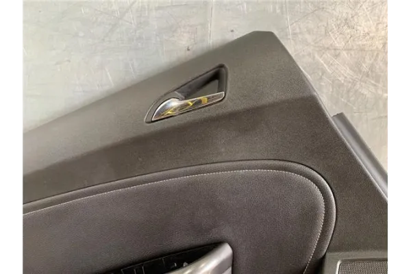 Recambio de guarnecido puerta trasero izquierda para opel astra j 1.6 referencia OEM IAM 13258735  