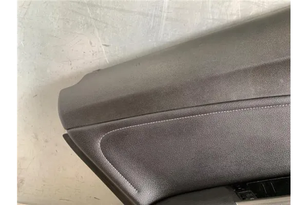 Recambio de guarnecido puerta trasero izquierda para opel astra j 1.6 referencia OEM IAM 13258735  