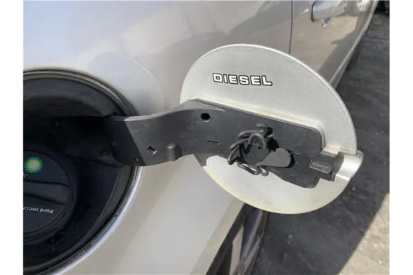 Recambio de tapa exterior combustible para ford focus c-max 2.0 tdci referencia OEM IAM 1657127  