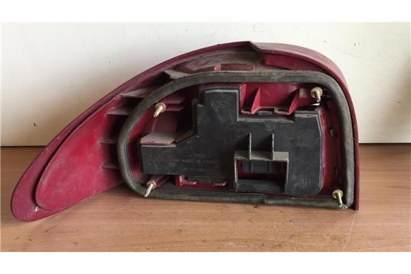 Recambio de piloto trasero derecho para ford mondeo fd berl./turnier 1.6 clx berlina referencia OEM IAM 93BG13A602BC  