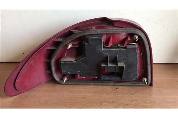 Recambio de piloto trasero derecho para ford mondeo fd berl./turnier 1.6 clx berlina referencia OEM IAM 93BG13A602BC  