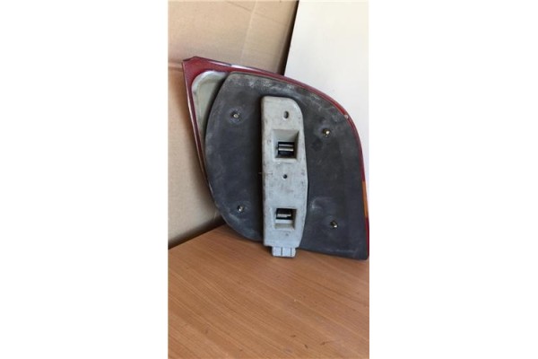 Recambio de piloto trasero derecho para ford fiesta berl./courier 1.1 surf referencia OEM IAM 89FG13A602  