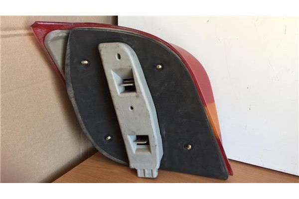 Recambio de piloto trasero derecho para ford fiesta berl./courier 1.1 surf referencia OEM IAM 89FG13A602  