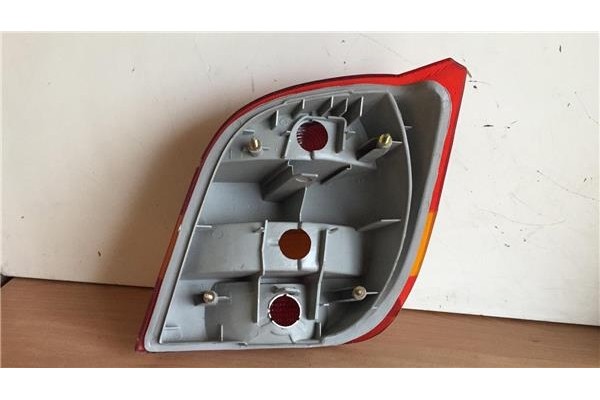 Recambio de piloto trasero izquierdo para ford fiesta berl./courier 1.1 surf referencia OEM IAM 89FG13A603  