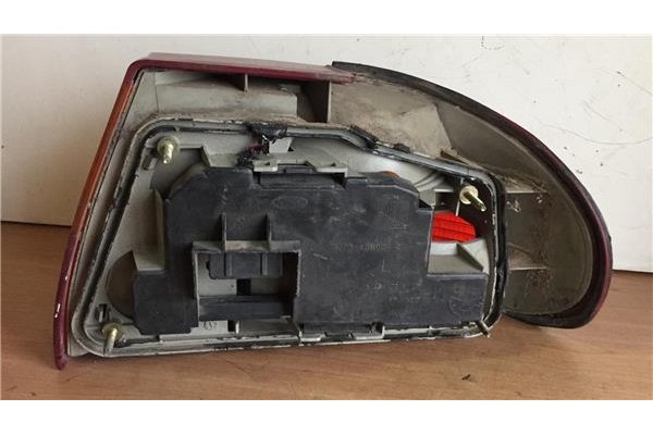 Recambio de piloto trasero izquierdo para ford mondeo fd berl./turnier 1.6 clx berlina referencia OEM IAM 93BG13A603AA  