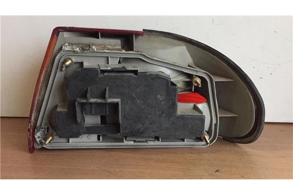 Recambio de piloto trasero izquierdo para ford mondeo fd berl./turnier 1.6 clx berlina referencia OEM IAM 93BG13A603AA  