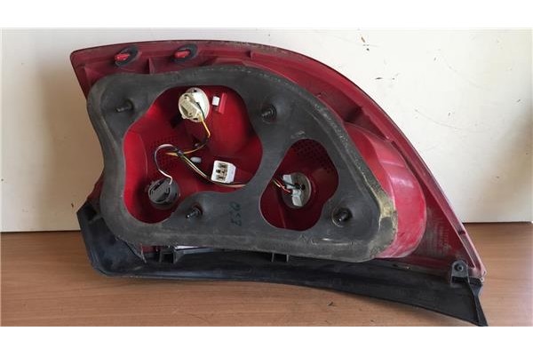Recambio de piloto trasero izquierdo para kia ceed (ed) 1.4 concept referencia OEM IAM 265303  