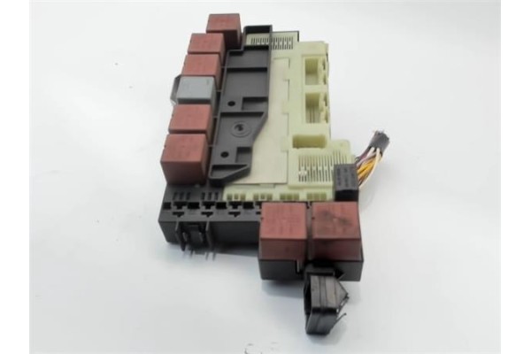 Recambio de caja fusibles/rele para renault clio ii fase i (b/cb0) referencia OEM IAM 8200031555  
