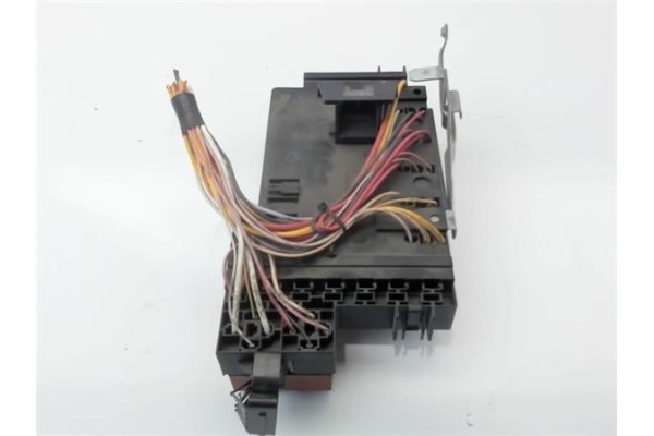 Recambio de caja fusibles/rele para renault clio ii fase i (b/cb0) referencia OEM IAM 8200031555  