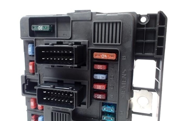 Recambio de caja fusibles/rele para citroen c5 berlina 2.0 hdi referencia OEM IAM T118470003G  