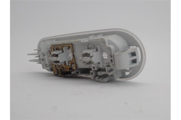 Recambio de luz delantero central techo para dacia sandero i 1.2 16v referencia OEM IAM 8200074362  