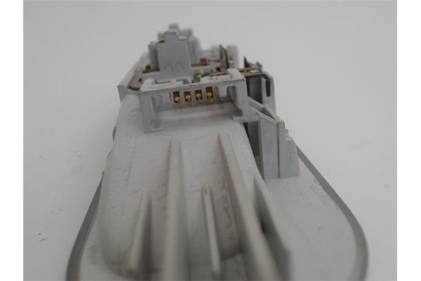 Recambio de luz delantero central techo para dacia sandero i 1.2 16v referencia OEM IAM 8200074362  
