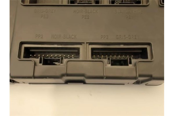 Recambio de caja fusibles/rele para renault megane ii berlina 3p 1.5 authentique confort referencia OEM IAM 8200261823  