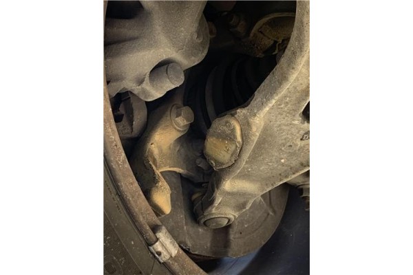 Recambio de mangueta delantero derecha para volvo v70 familiar 2.5 referencia OEM IAM 9140342  