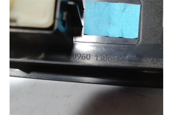 Recambio de mando elevalunas para dacia duster 1.5 sl trotamundos 4x4 referencia OEM IAM 809601386  