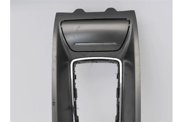 Recambio de consola para citroen c5 berlina 2.0 audace referencia OEM IAM 81230142 7589ZF 