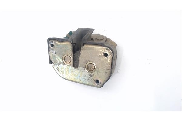 Recambio de cierre electromagnetico trasero izquierdo para chrysler voyager gs 2.5 td referencia OEM IAM 4717501  