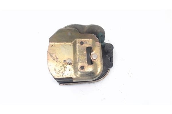 Recambio de cierre electromagnetico trasero izquierdo para chrysler voyager gs 2.5 td referencia OEM IAM 4717501  