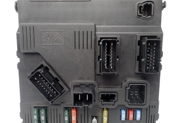 Recambio de caja fusibles/rele para citroen c3 1.1 i referencia OEM IAM 9653667380 S118470003 