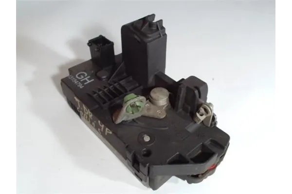 Recambio de cierre electromagnetico trasero derecho para opel corsa c 1.3 cdti referencia OEM IAM 13154794GH  