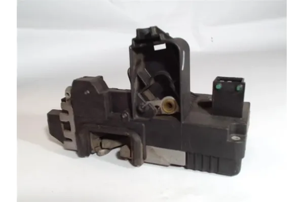 Recambio de cierre electromagnetico trasero derecho para opel corsa c 1.3 cdti referencia OEM IAM 13154794GH  