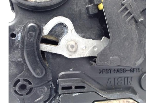 Recambio de cerradura puerta trasero derecha para toyota corolla verso (e12) 2.0 d4d referencia OEM IAM 690500F010  