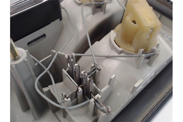 Recambio de piloto porton trasero izquierdo para bmw serie 5 berlina (e34) referencia OEM IAM 1384011L  