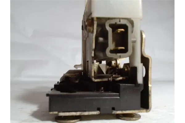 Recambio de cierre electromagnetico trasero derecho para renault clio ii (xbo) 1.4 75cv referencia OEM IAM 7701469941  