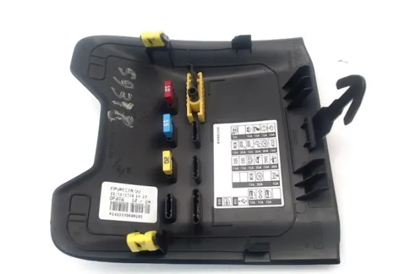 Recambio de tapa caja rele para renault megane iv berlina 5p 1.2 experience referencia OEM IAM 243127929R  
