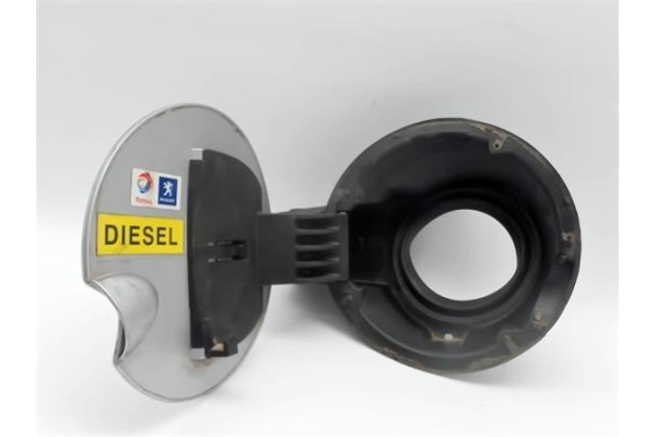 Recambio de tapa exterior combustible para peugeot 207 1.6 confort referencia OEM IAM 1517F5  