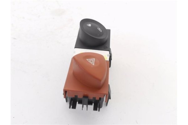 Recambio de interruptor luces emergencia para renault megane ii classic berlina 2.0 expression referencia OEM IAM 8200407415  