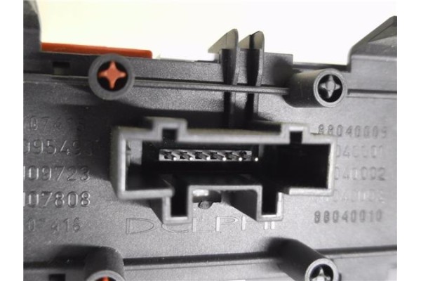 Recambio de interruptor luces emergencia para renault megane ii classic berlina 2.0 expression referencia OEM IAM 8200407415  