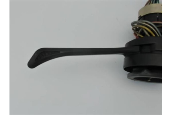 Recambio de mando intermitencia para seat 132 2.0 d referencia OEM IAM 335107  