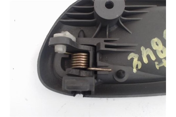 Recambio de manilla int. puerta delantero derecha para suzuki grand vitara 5-puertas (sq/ft) 2.5 v6 referencia OEM IAM 831106G01