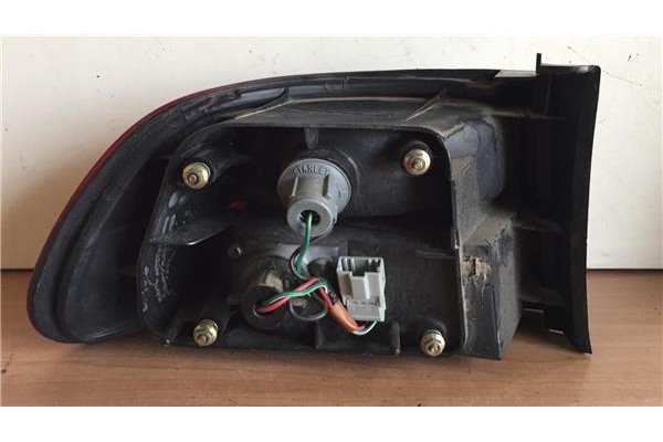 Recambio de piloto trasero derecho para honda civic iv hatchback (eg) 1.3 16v (eg3) referencia OEM IAM 0431120   Recambio de piloto trasero derecho para honda civic iv hatchback (eg) 1.3 16v (eg3) referencia OEM IAM 0431120