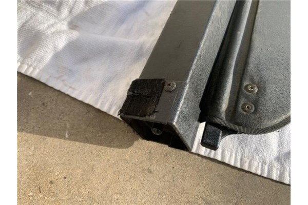 Recambio de bandeja trasero para hyundai santamo referencia OEM IAM 85601M2000AQ  