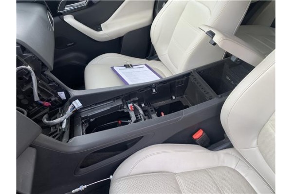 Recambio de consola para jaguar f-pace 2.0 r-sport awd referencia OEM IAM T4A3746 HK83045J40AD 