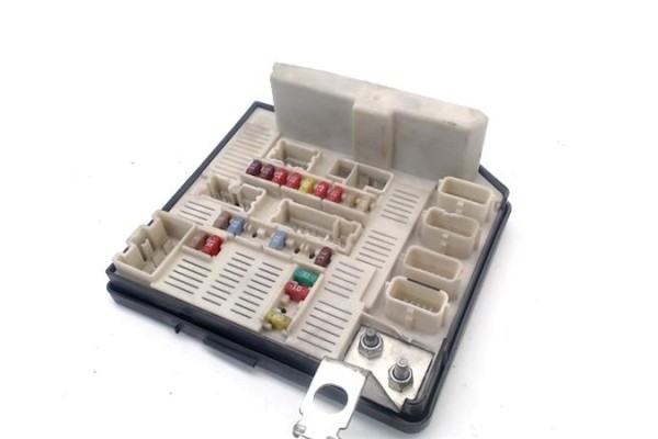 Recambio de caja fusibles/rele para renault megane ii berlina 5p 1.5 confort authentique referencia OEM IAM 8200481866  