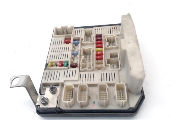Recambio de caja fusibles/rele para renault megane ii berlina 5p 1.5 confort authentique referencia OEM IAM 8200481866  