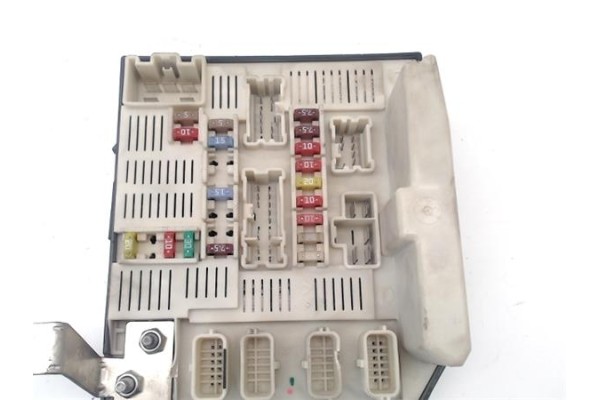 Recambio de caja fusibles/rele para renault megane ii berlina 5p 1.5 confort authentique referencia OEM IAM 8200481866  