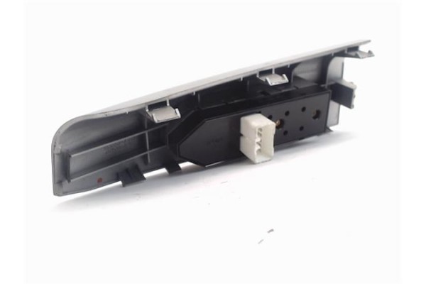 Recambio de mando elevalunas delantero derecho para kia sportage (km) 2.0 crdi referencia OEM IAM 935751F000WK  