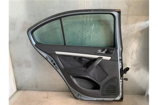 Recambio de puerta trasero izquierda para skoda octavia berlina (1z3) 1.9 tdi referencia OEM IAM 1Z5833055  