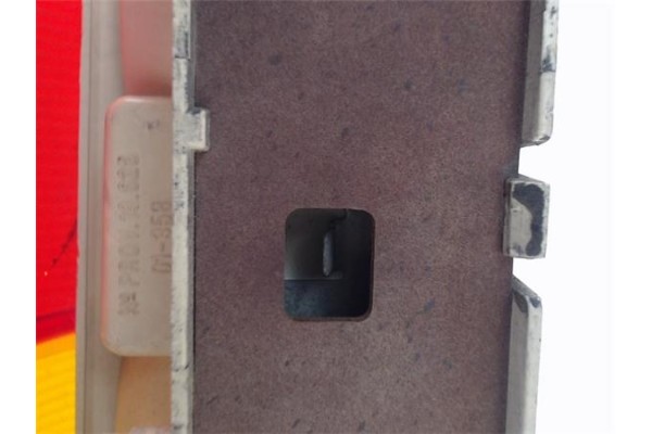 Recambio de piloto trasero derecho para seat terra referencia OEM IAM 19709334  