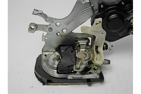 Recambio de cerradura puerta trasero derecha para toyota corolla (e12) 2.0 d-4d referencia OEM IAM 6905012350  