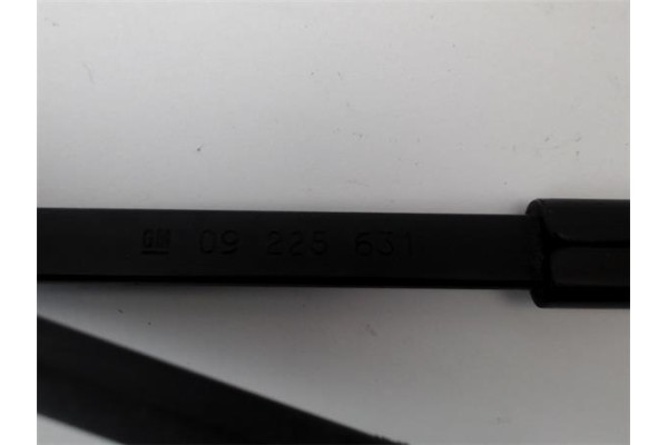 Recambio de brazo limpiaparabrisas delantero derecho para opel combo (corsa c) 1.7 dti 16v referencia OEM IAM 09225631  