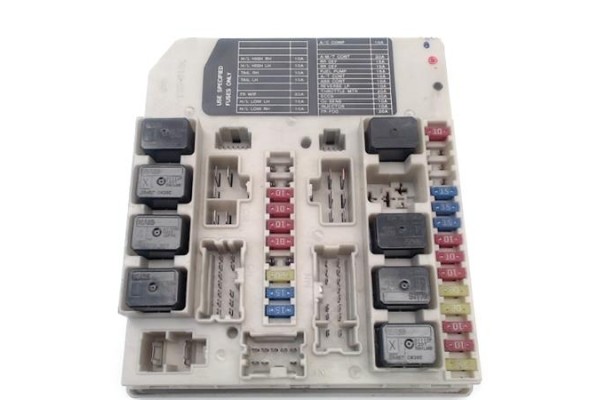 Recambio de caja fusibles/rele para nissan micra (k12e) 1.2 16v referencia OEM IAM 24311AX600  