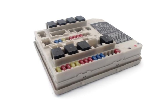 Recambio de caja fusibles/rele para nissan micra (k12e) 1.2 16v referencia OEM IAM 24311AX600  