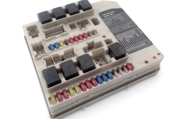 Recambio de caja fusibles/rele para nissan micra (k12e) 1.2 16v referencia OEM IAM 24311AX600  