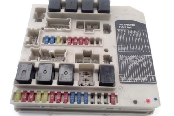 Recambio de caja fusibles/rele para nissan micra (k12e) 1.2 16v referencia OEM IAM 24311AX600  