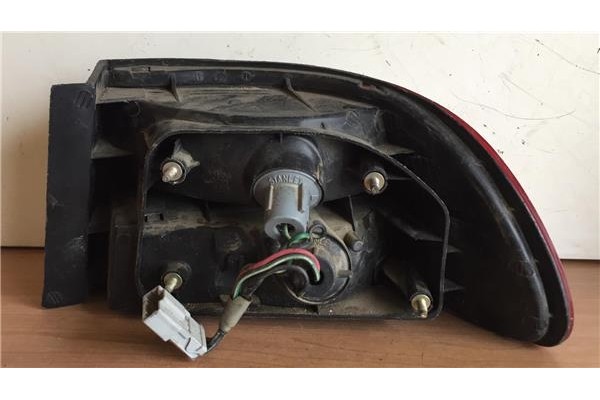 Recambio de piloto trasero izquierdo para honda civic iv hatchback (eg) 1.3 16v (eg3) referencia OEM IAM 0431120L  